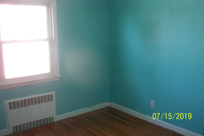 Small  Bedroom  view  looking  N/W/C - Between   Hofstra    &    Adelphi  ,     near   Nassau  Comm.  College   &   Malloy  C