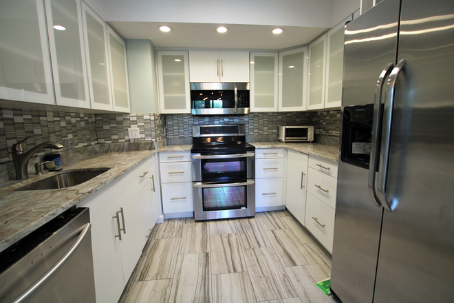 KITCHEN - WASHINGTON SQ 3 BED 2 BATH WITH GARAGE PARKING - SWIMMING POOL - CONCIERGE