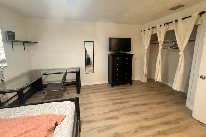 room - Looking for other college students to live with in this House. Walk to School