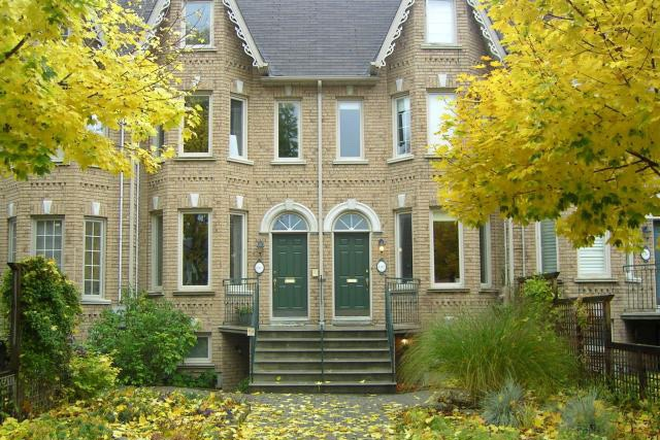 Front Euclid Manor - in Autumn - Euclid Manor - Offering Furnished Rooms in Toronto’s Queen West - 2Km from U of T.