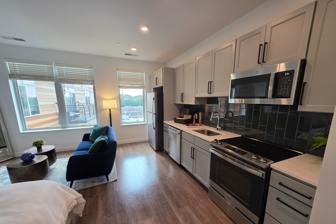 Updated Kitchen - UMass Living, Ocean Views, & a Social Scene — Minutes to Campus, Made 4 Meeting People! Apartments