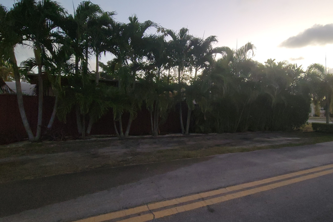 outdoor parking - Great Area, Walk -Bike to UM Campus 1/1 Furnished mobile home