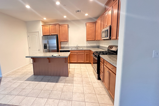 Kitchen - In Bellevue Ranch, Near a CatTracks bus stop House