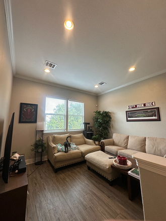 Living Area - 1606 Lenert Circle, Garage Apartment, 0.5 Miles from Campus