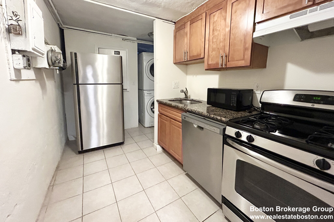 1 - SEPT 2025 - Multi-Level brownstone behind campus! Laundry in unit! Apartments