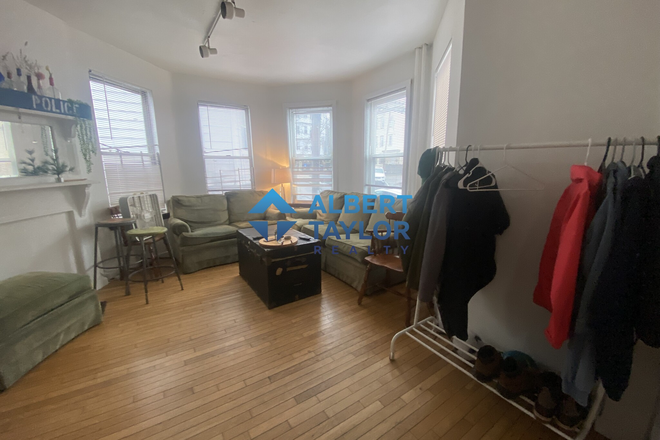 Living Area - Cheap 4 Bedroom near Green Line!!