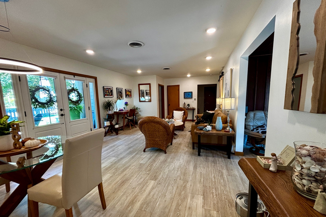 dining and living open floorplan - Furnished, remodeled 1-Level Home Walking Distance to UIHC and campus w/ large fenced