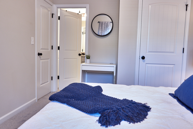 Private bedroom - Furnished Bedroom with Private Bathroom | 3 Bedroom Townhome