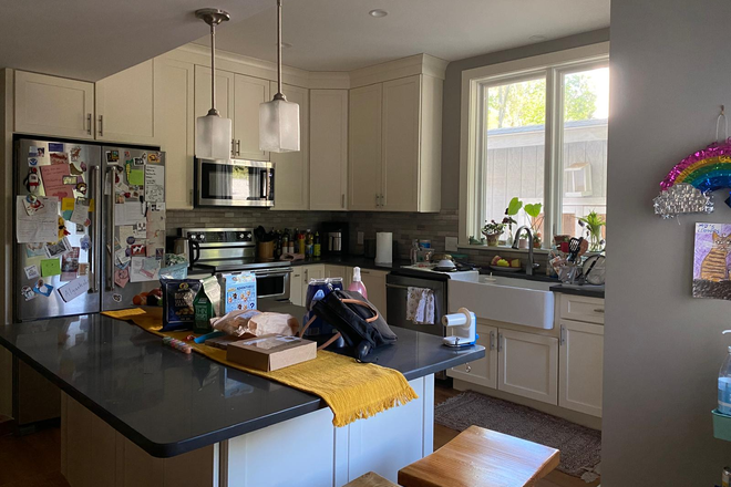 Kitchen - Summer sublet in downtown! House