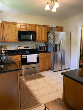Main level kitchen - 5 BEDROOMS 2ND KITCHEN SINGLE FAMILY HOME