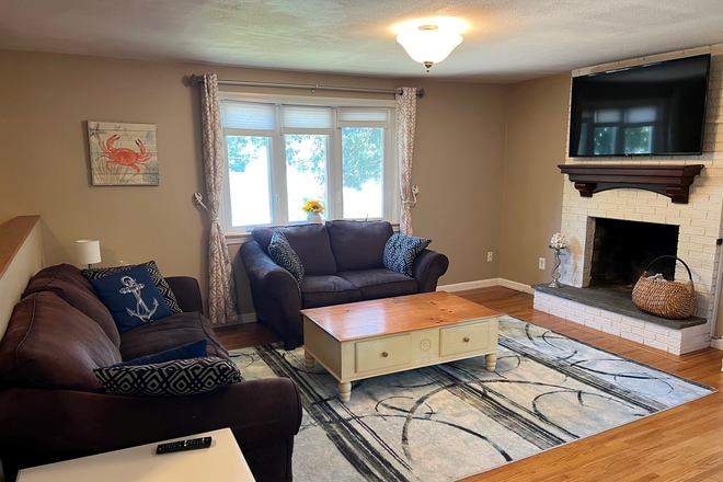 Living Room - Spacious 3 Bedroom, 2 Bathroom House for 2026-27 - 12 minutes to Campus!