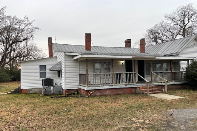 side view of house - Single family home in country
