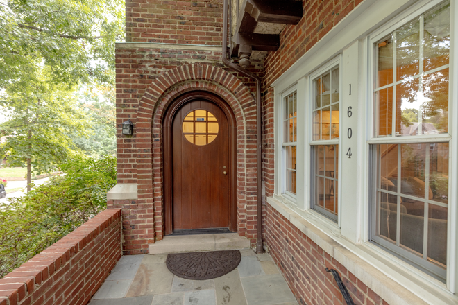Front door - Charming townhouse with 6 bedrooms steps from Georgetown University