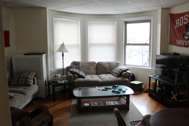 visit hubrealtyproperties.com - South campus/Fenway, beautiful 2 bedroom with bay windows Apartments