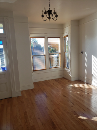 Living room - Victorian Flat near park, 15 minute bike / bus to UC with Hot-Tub access