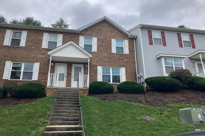 Outside Street View - 1 Room in Pheasant Run Crossing Townhome