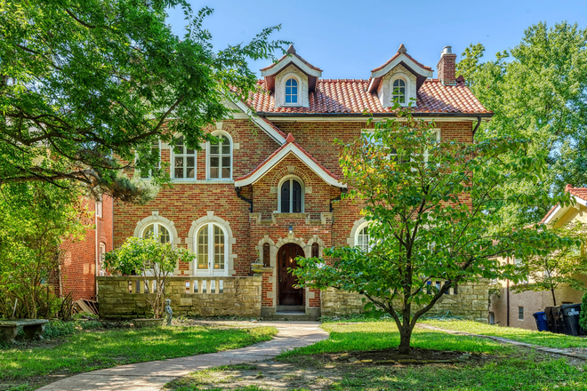 Front - 3-Bed 2-Bath Hi-End Condo on Forsyth!