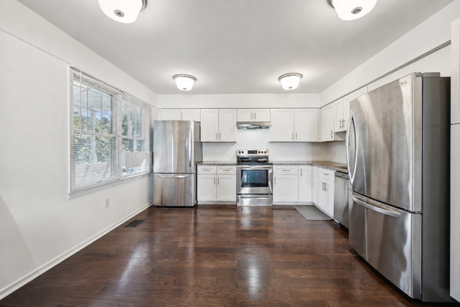 Kitchen - 5012 Quebec St - B | Modern 5 Bed / 2 Bath Lower Unit - Walk to Campus! House