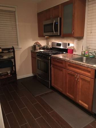 Shared kitchen - Furnished corner bedroom half mile to University House
