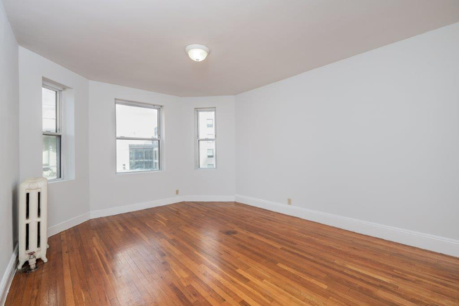 . - **NO BROKERS FEE!!* Sunny 1 Bed / 1 Bath w/ HEAT&HOT WATER INCLU.! Apartments