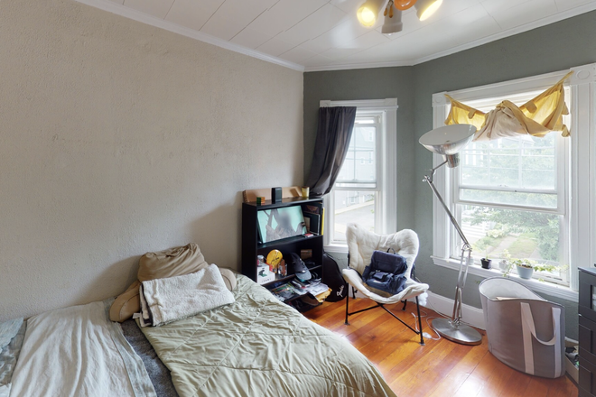 bed - 4 Bed 1 Bath (Medford) Apartments