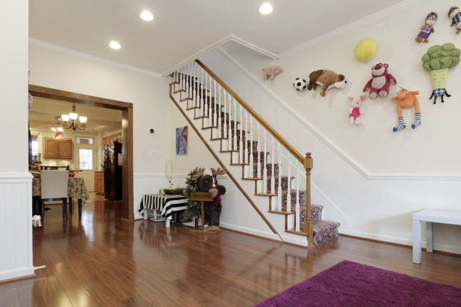 1st floor living room - Entire 4-Bed 2.5-BathTownhouse Near Hopkins