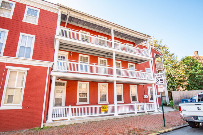 Side Entrance - 100 S High St Apartments