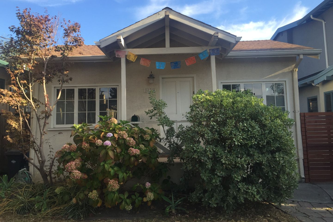  - Cute Berkeley bungalow blocks from N. Berkeley BART