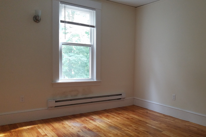 Available bedroom, a video can be sent after contact - Private Bedroom - 3 girl roomates Apartments