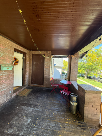 Porch (ring camera) - Beautiful House: Perfect Spot on the Hill, Free parking, Fully Furnished