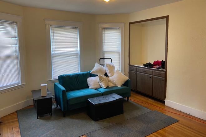 Living Room - Next to Tufts Science & Technology Building/ Powder House Sq/ Ball Sq/ Davis Sq