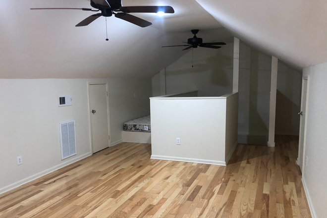 Unfurnished common area (all your own. Good for desk, tv, etc.) - Upstairs room in The Highlands, close to campus House