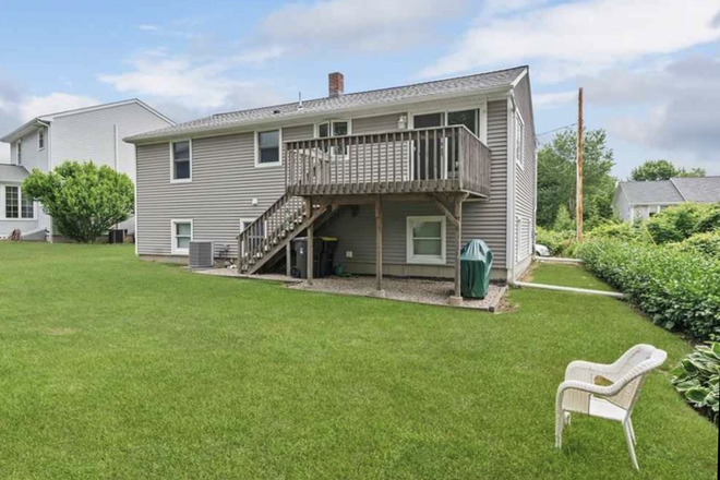 Deck overlooks large yard - Bonnet Shores 3 Bed 2 Bath Academic Rental - Beautiful House