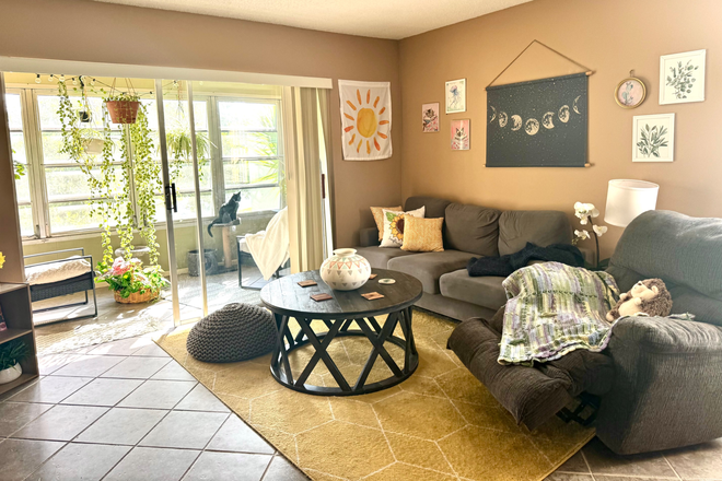 Living room - Roommate for 2bd/2ba in Delray Beach Apartments