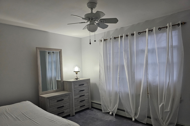 Spacious Bedroom, Large Walk-In Closet - 2 Bedroom + Full Kitchen + Bath / Prime Location Ideal for Faculty or Grad Student House