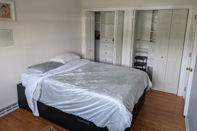 Bedroom - Furnished rooms in home-Princeton Pike-Lawrenceville