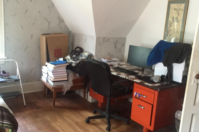 Bedroom-desk and chair - Furnished room for PU affiliate-Greenholm St-Princeton House