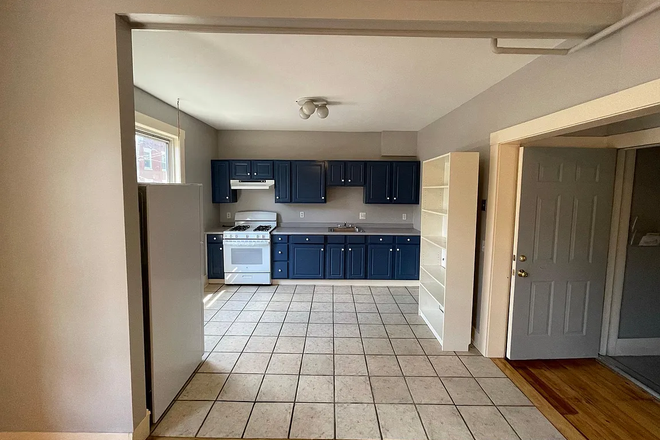 Kitchen - 2Br1Bth Semi-Commercial on the 39 Bus