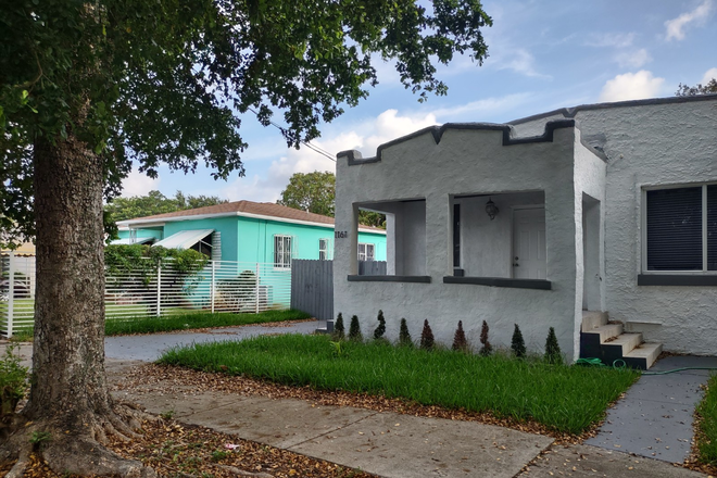 Outside view of house with front porch - Furnished bedroom/private bath near UM Med Campus in quiet neighborhood House