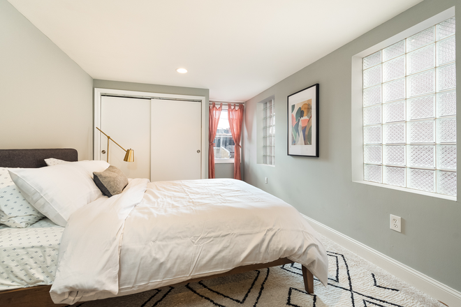 2nd Floor 1st bedroom fully furnished - Roommates Wanted! 2 rooms in a 3bd townhouse near JH, Fully Furnished with Garden and Deck!