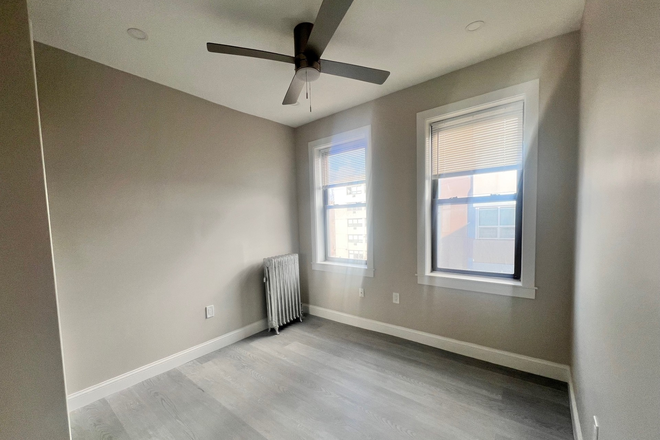 Bedroom - Renovated 2 bed on Burbank st. 3 mins to school Apartments