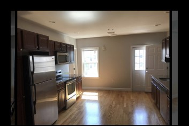 kitchen - Walk to North Campus 3 bedroom ,1 bath unit Apartments