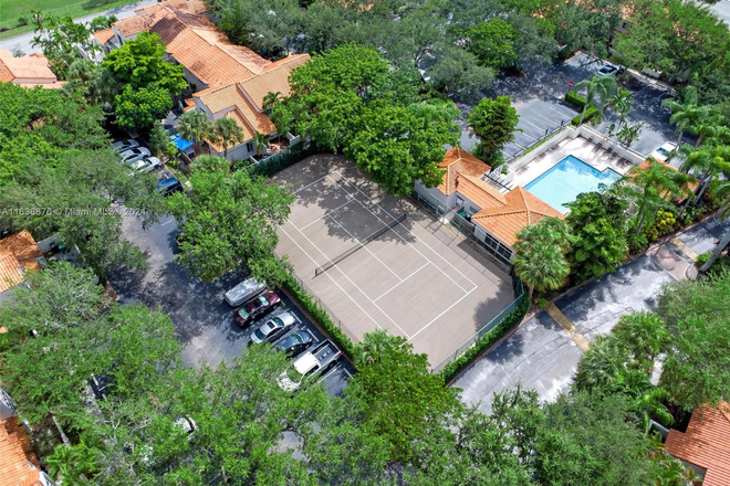 Aerial - Off-Campus Dorm 1/1 6 miles Distance to UM Townhome