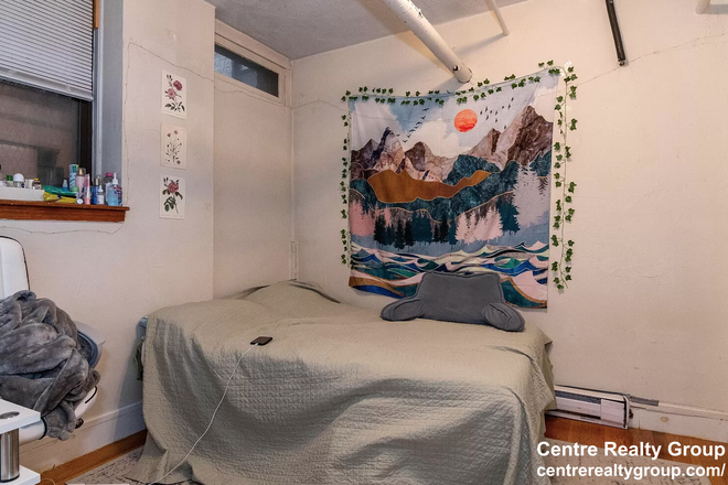 Bed - Spacious Studio with heat & hw incl. - no brokers fee! Apartments