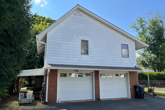 Apartment above garage - 1BR apt w/garage space-North Harrison St.-Princeton