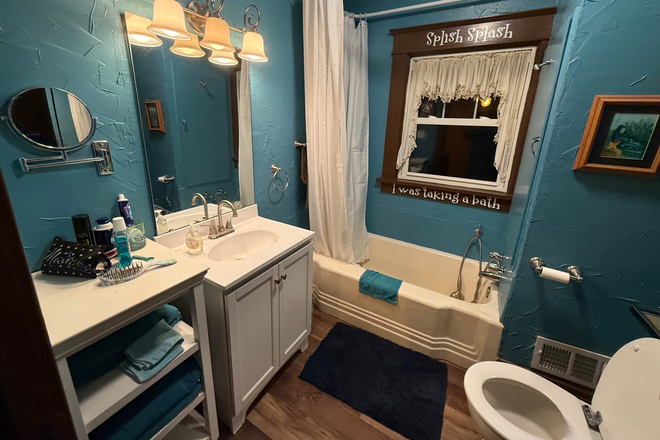 Upstairs bathroom - Blue Haven 7 miles west of campus or 10 minutes to drive it House