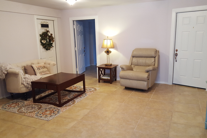 Shared Living Room - 1 bedroom with shared bath in 4 room student house 3 miles from Dahlonega campus