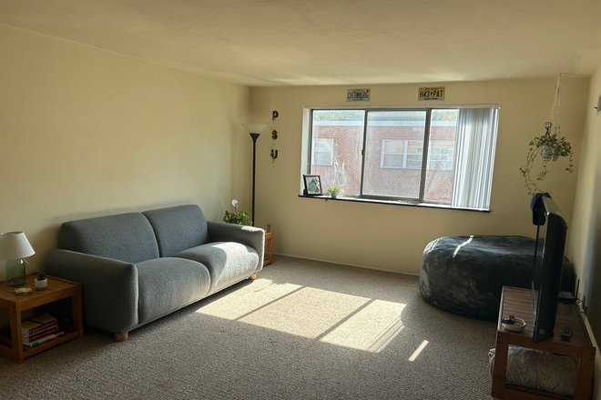 Living Room - Park Lane Apartments (Off Beaver) - 1 Bedroom - close to the West side of campus