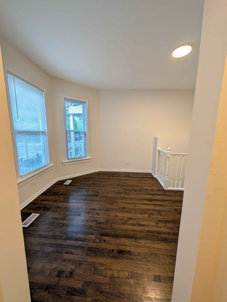 Front Entry #1 - ★★★ LOGAN SQUARE / 4 BED DUPLEX DOWN / IN-UNIT W/D / CENTRAL AC / UPDATED THROUGHOUT ★★★ Duplex