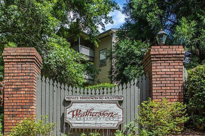 Weatherstone Way Condo Entrance - 1325 Weatherstone Dr, 1.4 miles Emory Campus, shuttle service to the campus from Marcus Center